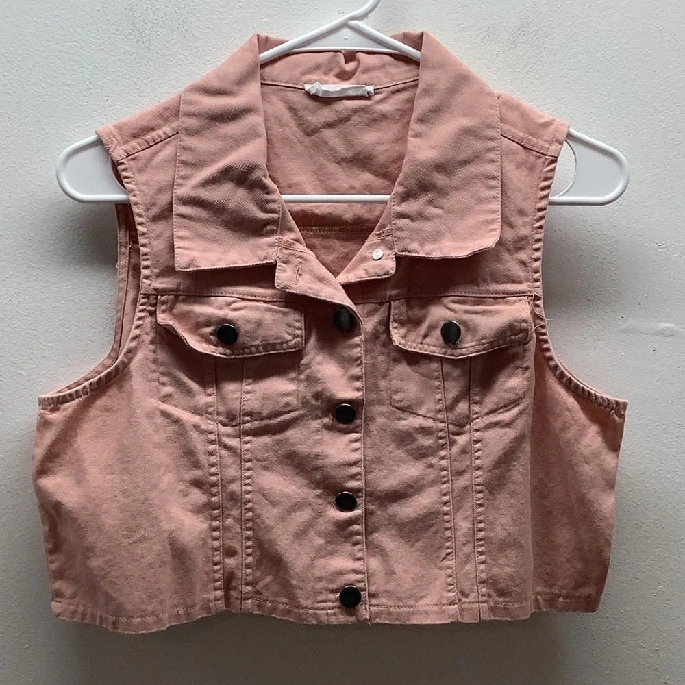KnitWorks Girl’s Size 221/2 Plus Size Sleeveless Peach Denim Vest. Preloved